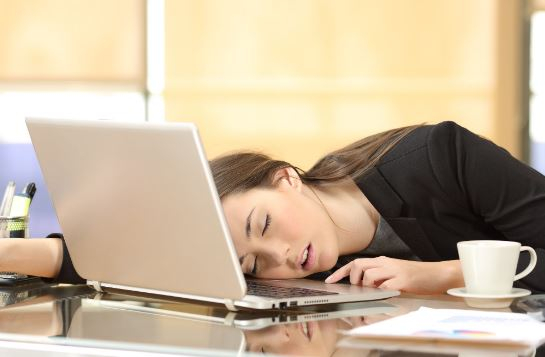 atacurile bruște de somn în mediul de lucru pot provoca somnolență excesivă