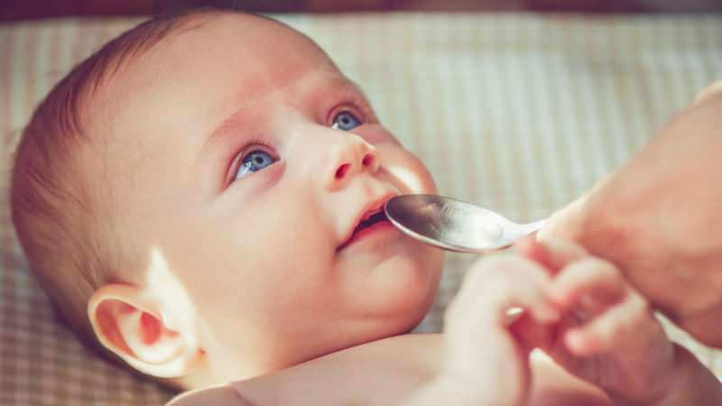 Ar trebui ca bebelușul să primească apă bebelușilor hrăniți cu formule