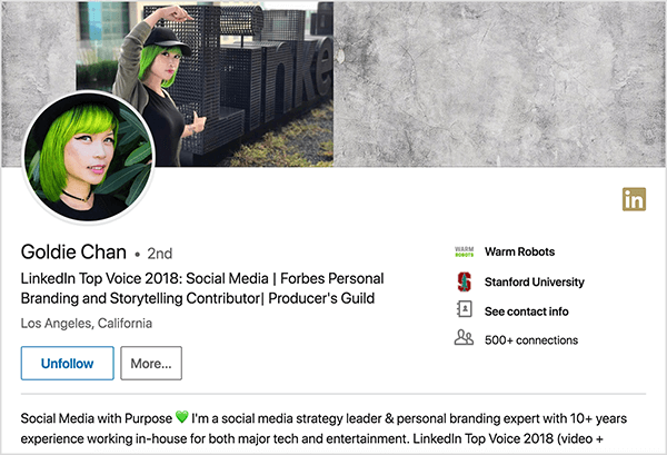 Aceasta este o captură de ecran a profilului LinkedIn al lui Goldie Chan. Este o femeie asiatică cu părul verde. În fotografia ei de profil, poartă machiaj, un colier negru și o cămașă neagră. Sloganul ei spune „LinkedIn Top Voice 2018: Social Media | Contribuitorul Forbes pentru mărci personale și povestiri | Guildul Producătorului "