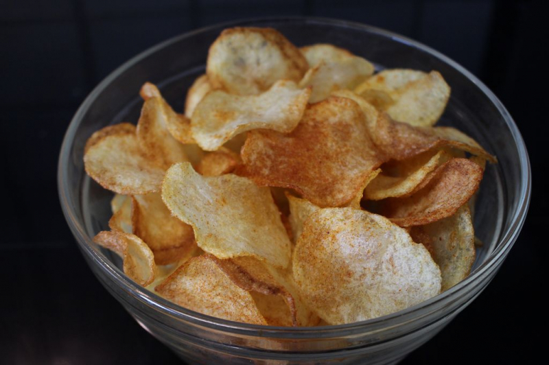 Cum se fac chipsuri de cartofi acasă? Ce este o rețetă de chipsuri sănătoase? Sfaturi pentru a face jetoane acasă