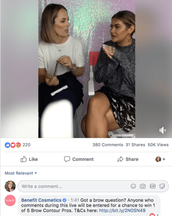 Exemplu de Facebook Live de la Cosmetice Benefit, cu un concurs în comentarii.