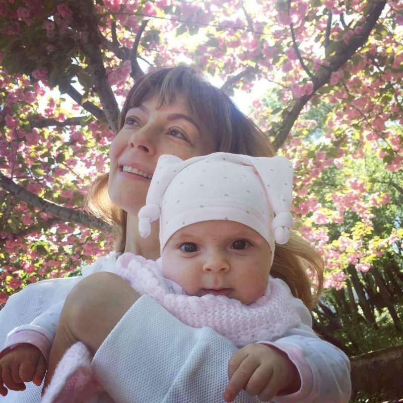 Nouă poză de la proaspata mamă Özge Özder cu fiica ei mică! Eva Luna toată atenția ...