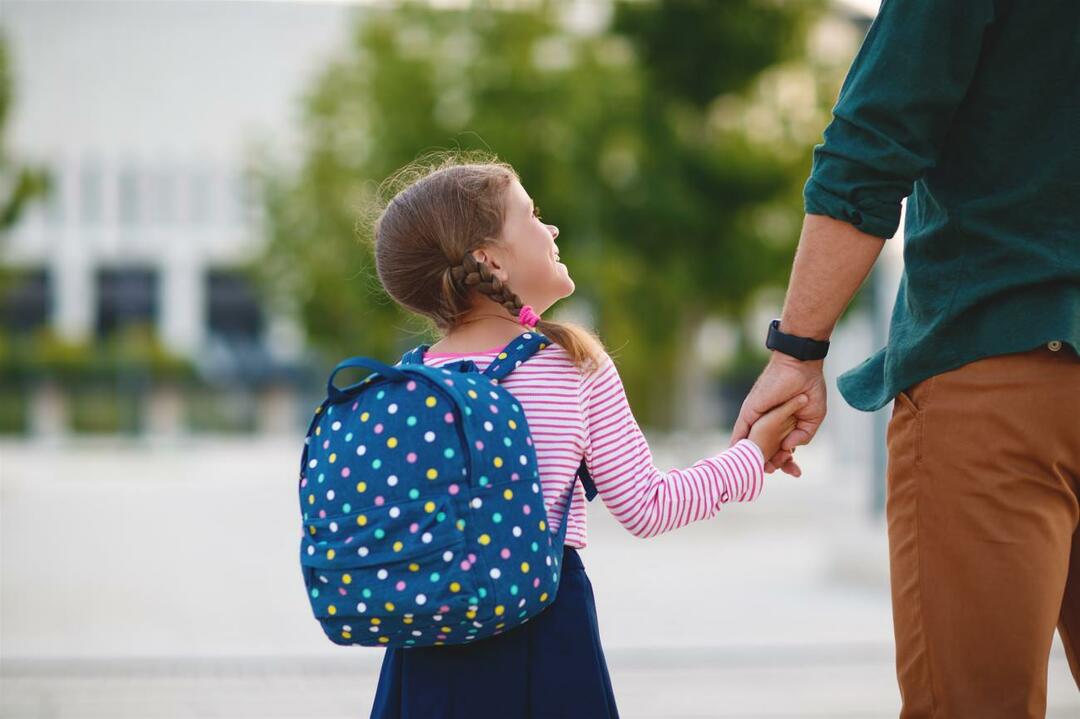 Cum să tratezi copiii în prima zi de școală