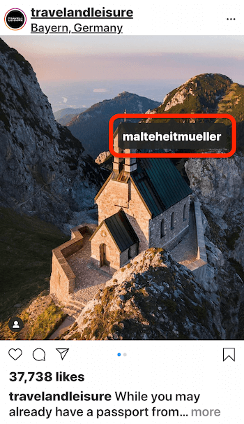 postare instagram de @travelandleisure care arată o imagine a unei case pe marginea unui munte, cu o vedere a apei marcând @malteheitmueller în imagine