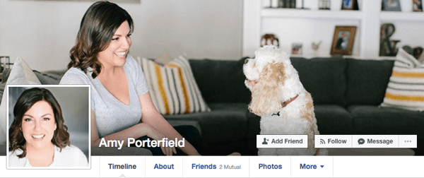 Amy Porterfield folosește imagini casual pentru profilul său personal de Facebook, care ar funcționa în continuare în contexte de afaceri.