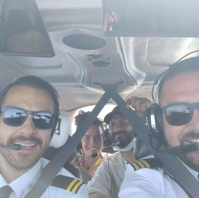 Pilotul Ümit Erdim a zburat nume celebre în prima sa călătorie! Oğuzhan Koç și Demet Özdemir ...