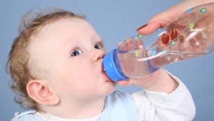Ar trebui să li se administreze apă bebelușilor?
