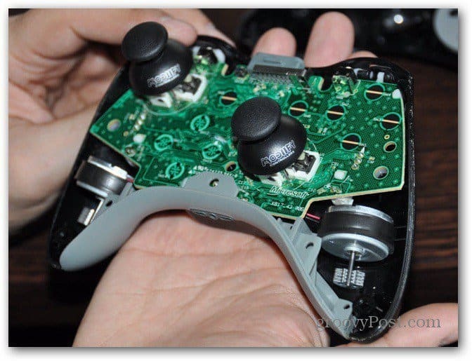 Schimbați tastatura analogică a controlerului Xbox 360 pentru a introduce stick-uri noi