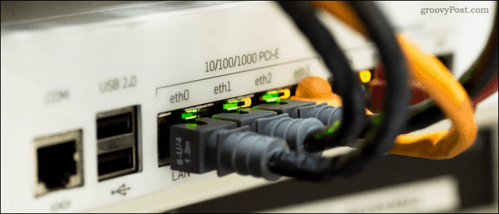 Cabluri Ethernet conectate la un comutator de rețea