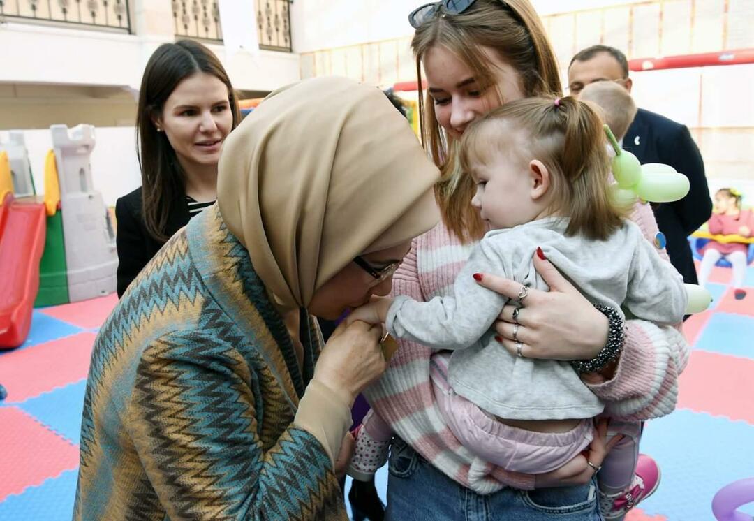 Emine Erdogan sa întâlnit cu copii orfani aduși din Ucraina