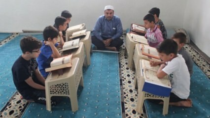 Imamul Necmettin cu deficiențe de vedere îi învață copiilor pe Coran!