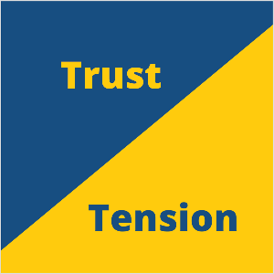 Aceasta este o ilustrare pătrată a conceptului de încredere și tensiune al lui Seth Godin. Pătratul este un triunghi albastru în stânga sus și un triunghi galben în dreapta jos. În triunghiul albastru, textul galben spune Trust. În triunghiul galben, textul albastru spune Tension.
