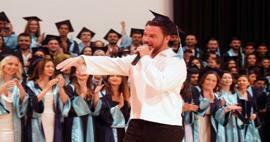 Sinan Akçıl vântul în Marea Egee! Celebrul cântăreț a împărtășit bucuria proaspăților absolvenți