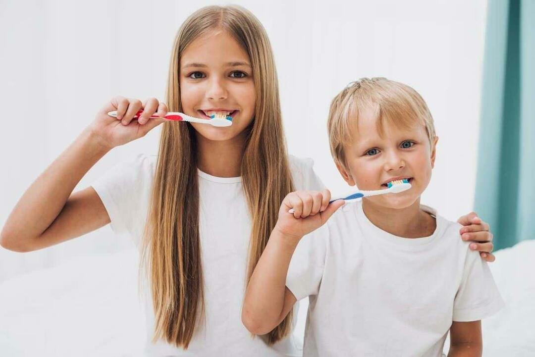 Când ar trebui copiii să primească îngrijiri dentare? Cum ar trebui să fie îngrijirea dentară pentru copiii care merg la școală?