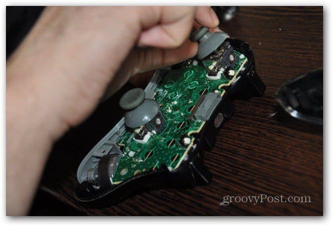 Schimbarea tastaturilor analogice ale controlorului Xbox 360 scoate stick-urile vechi