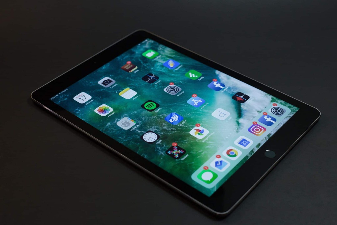 Un iPad pe o masă neagră