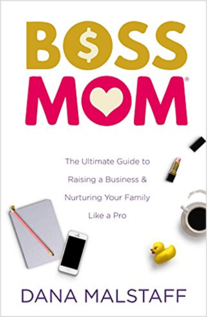 Aceasta este o captură de ecran a copertei cărții pentru Boss Mom: The Ultimate Guide to Raising a Business & Nurturing Your Family Like a Pro de Dana Malstaff. Cuvintele din titlu apar în galben și, respectiv, roz. În interiorul O apare un semn de dolar în cuvântul Șef. O inimă apare în interiorul O în cuvântul Mamă. Husa are un fundal alb, iar un blocnotes, iPhone, papuc de cauciuc, o ceașcă de cafea și un tub deschis de ruj roz sunt aranjate sub titlu și slogan.