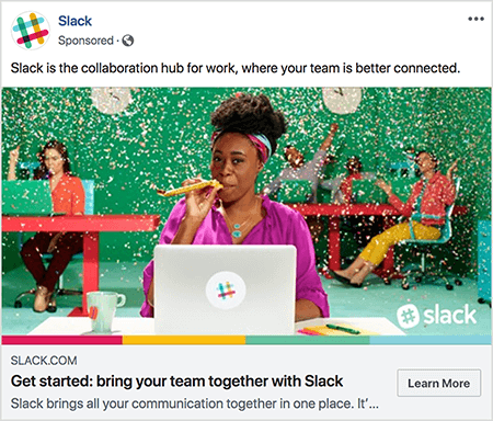 Aceasta este o captură de ecran a unui anunț Facebook pentru Slack. Textul publicitar spune „Slack este centrul de colaborare pentru muncă, unde echipa dvs. este mai bine conectată”. În imaginea publicitară, o femeie de culoare stă la un birou cu un laptop gri. Părul ei este scurt și ținut înapoi cu o bandă colorată. Poartă o bluză fuschia și un colier turcoaz și suflă printr-un zgomot galben. În fundal, alți oameni stau la birouri și poartă haine colorate. Biroul este vopsit în verde aprins, iar confetti cad din tavan. Talia Wolf recomandă să folosiți fotografii de acest gen, care să arate emoții brute, în reclame.