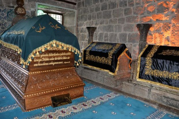Femeile Diyarbakir tricotează pentru mormintele profeților