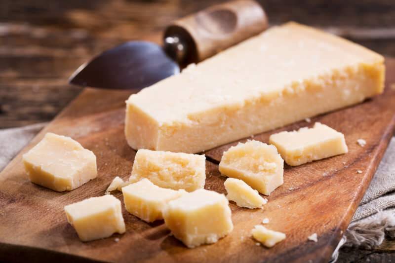 Ce este și cum se face brânza parmezană? Ce feluri de mâncare se folosesc cu brânză parmezană?