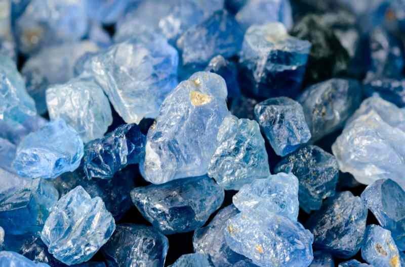 Care sunt proprietățile pietrei safir
