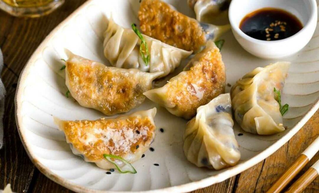 Cum se face gyoza Care este rețeta de ravioli japonezi gyoza? Iata ravioli crocante si suculente...