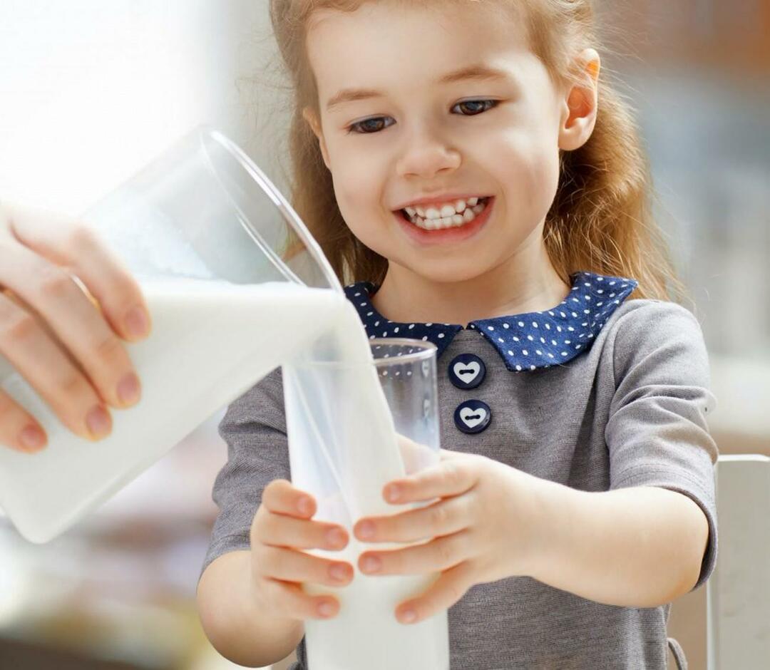 copilul bea lapte
