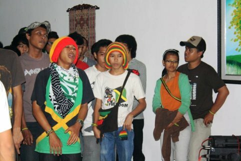 participanți la petreceri indoneziene