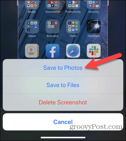 Atingeți Salvare la fotografii când editați o captură de ecran pentru iPhone