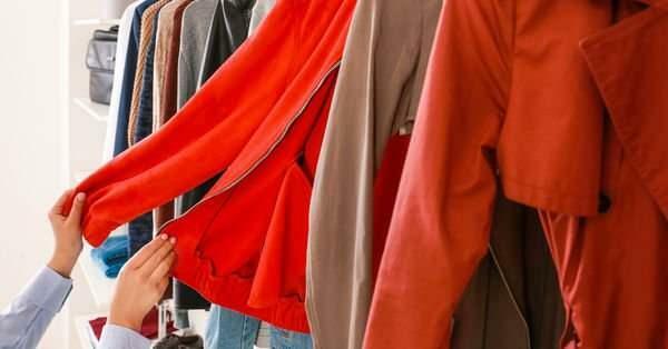Se poate transmite boala din hainele probate în magazin?