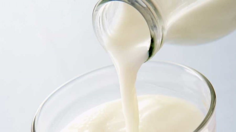 Cum să evitați stropirea în timp ce turnați lapte