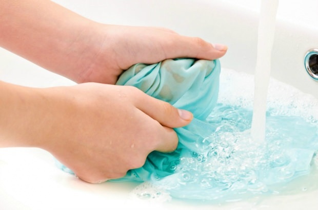 Cum să curățați pata de rufe colorate?