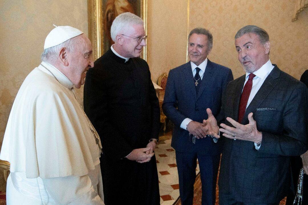 Sylvester Stallone l-a vizitat pe Papa Francisc împreună cu familia sa