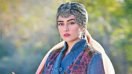 Esra Bilgiç, care joacă Halime Sultan, favorita lui Diriliș Ertuğrul, a devenit fața publicității în Pakistan