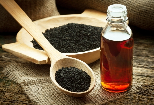 Uleiul de semințe negre reduce celulele dăunătoare de pe suprafața pielii. 