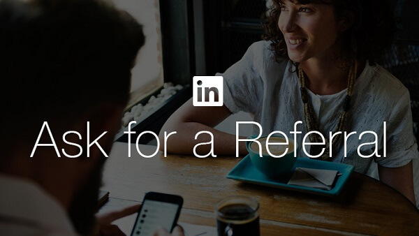  LinkedIn face mai ușor solicitanții de locuri de muncă să solicite o recomandare de la un prieten sau coleg cu noul buton Solicitați o recomandare de la LinkedIn.