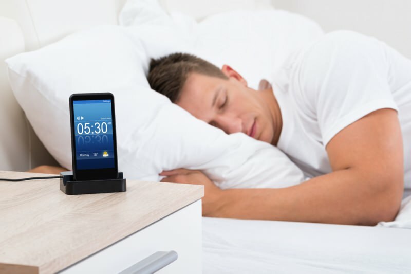 Dormitul aproape de telefonul mobil provoacă boli grave