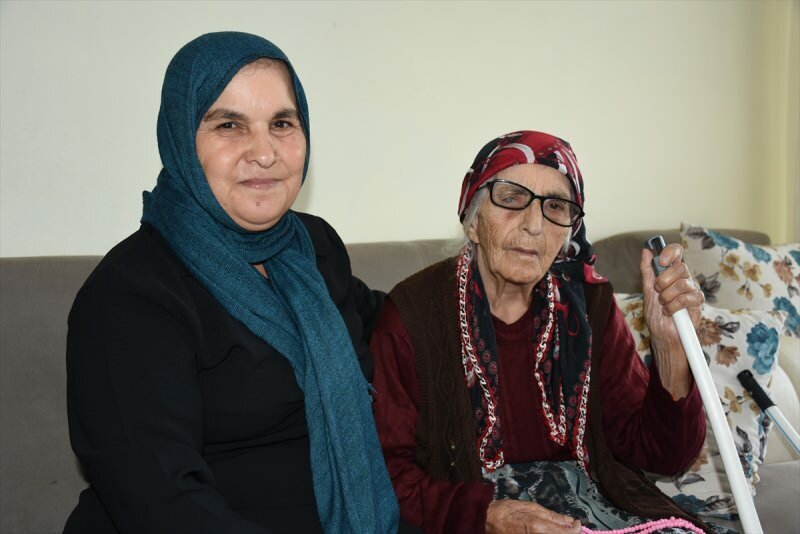 Bunica Fatma, în vârstă de 95 de ani, pacientă cu inimă și tensiune arterială, a învins-o pe Kovid-19