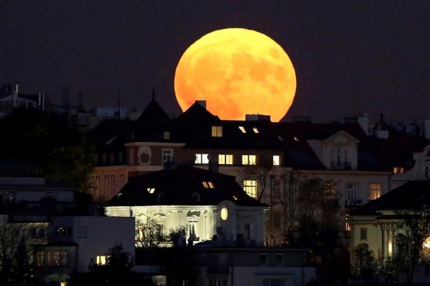 Dacă super-luna este aproape de pământ, suprafața lunii devine roșie