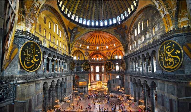 Unde este moscheea Ayasofya? În ce district se află moscheea Hagia Sophia?