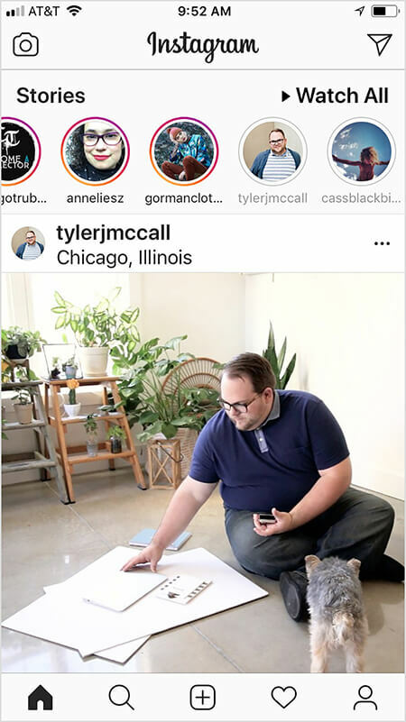 Tyler J. McCall a observat că algoritmul Instagram pare să afișeze mai mult conținutul unui cont în feed, dacă vizionați sau interacționați cu povestea Instagram a contului și invers. Ecranul de pornire Instagram al unui utilizator arată o postare de la Tyler după ce utilizatorul și-a urmărit povestea. Imaginea feedului Instagram îl arată pe Tyler așezat pe podea cu coli mari de hârtie albă și un notebook. Un câine mic negru și cafeniu se confruntă cu Tyler. O mulțime de plante verzi pe scări sunt în fundal.