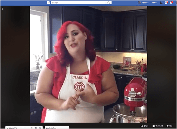 Aceasta este o captură de ecran a unui videoclip Facebook Live cu Chef Claudia Sandoval, pe care l-a găzduit în 2016 ca parte a unei promoții încrucișate cu aplicația T-Mobile Tuesday. În videoclip, Claudia stă într-o bucătărie cu dulapuri negre și blaturi din granit. O fereastră deasupra chiuvetei lasă lumină naturală să intre în cameră. Claudia stă lângă un mixer roșu pentru Kitchen Aid. Este o femeie latină care are părul roșu aprins care îi cade chiar sub umeri. Poartă machiaj, un top roșu aprins și un șorț alb cu Claudia și sigla MasterChef brodată în fir roșu. În timp ce vorbește, gesticulează cu mâinile. În 2016, Stephanie Liu a colaborat cu Claudia pentru a produce acest videoclip live.