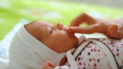 Vindecarea naturală care provoacă afecțiuni la bebeluși! Cum trec vârfurile de aftă?
