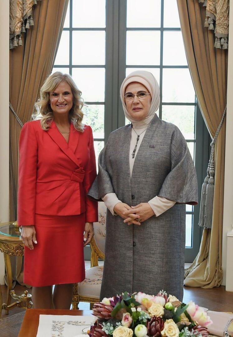 Emine Erdoğan s-a întâlnit cu soția ambasadorului SUA la Ankara Cheryl Flake