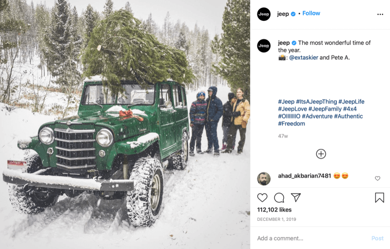 postare instagram de la @jeep care arată o familie la sfârșitul vânătorii de pom de Crăciun cu un copac pe vârful jeepului, adânc în zăpadă și în țara copacilor
