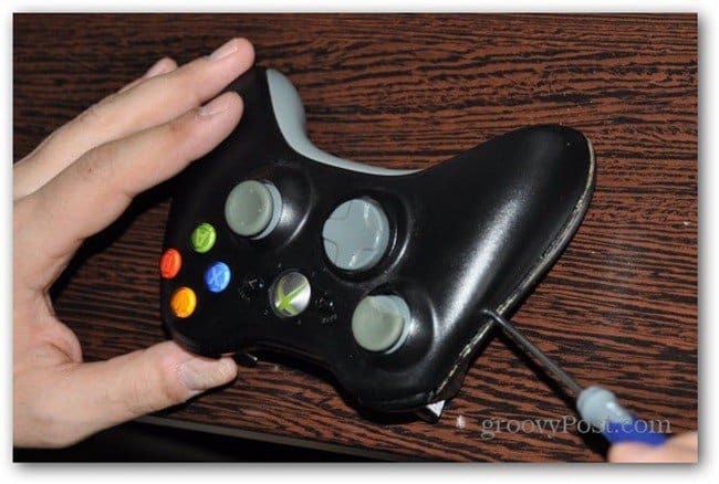 Schimbați tastele analogice ale controlerului Xbox 360, separați carcasa controlerului
