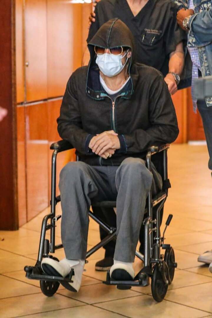 Brad Pitt ieșind din scaunul cu rotile 