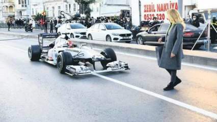 Burcu Esmersoy depășește mașina F1