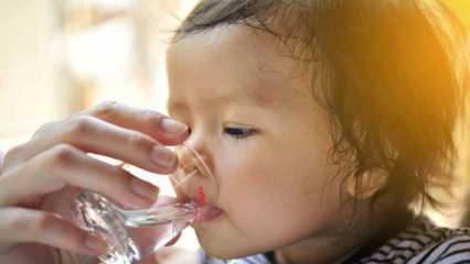 Cum ar trebui să li se administreze apă bebelușilor? Bebelușilor sub șase luni li se poate da apă?