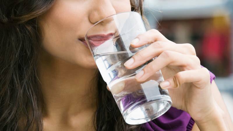 Este dăunător să bei apă între mese?